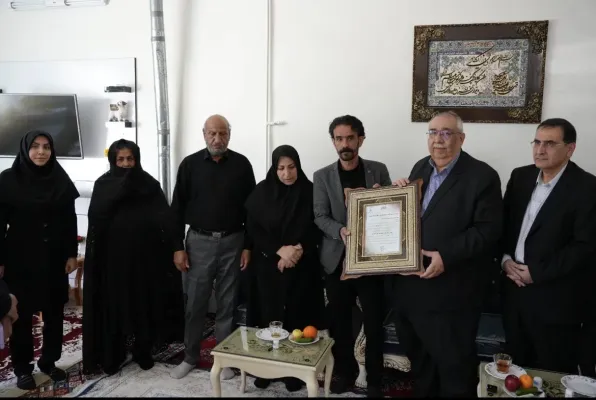 داررئیس دانشگاه به اتفاق مدیر پرستاری دانشگاه  با خانواده شهیده والامقام پرستار راضیه عابدی 